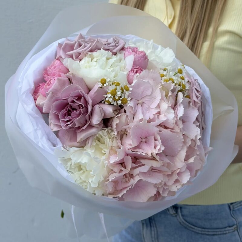 Авторский букет гортензией, танацетумом и пионами