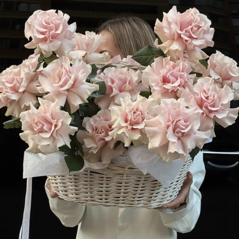 Корзина с французскими розами