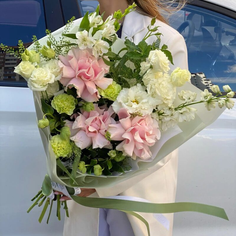 Авторский букет с диантусами, эустомой, хелеборусом, французской розой и малиной