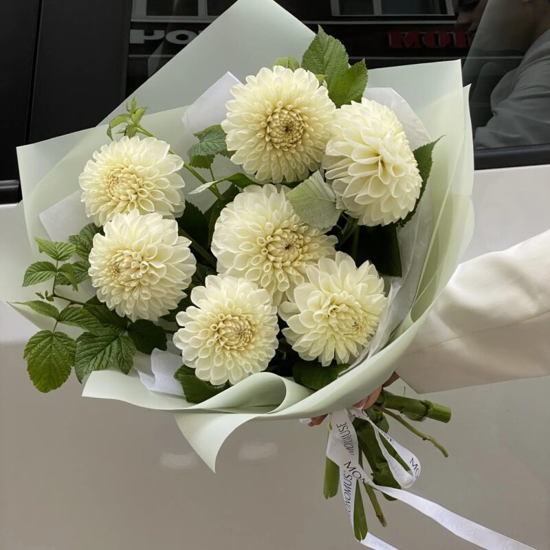 Авторский букет георгинами и малиной