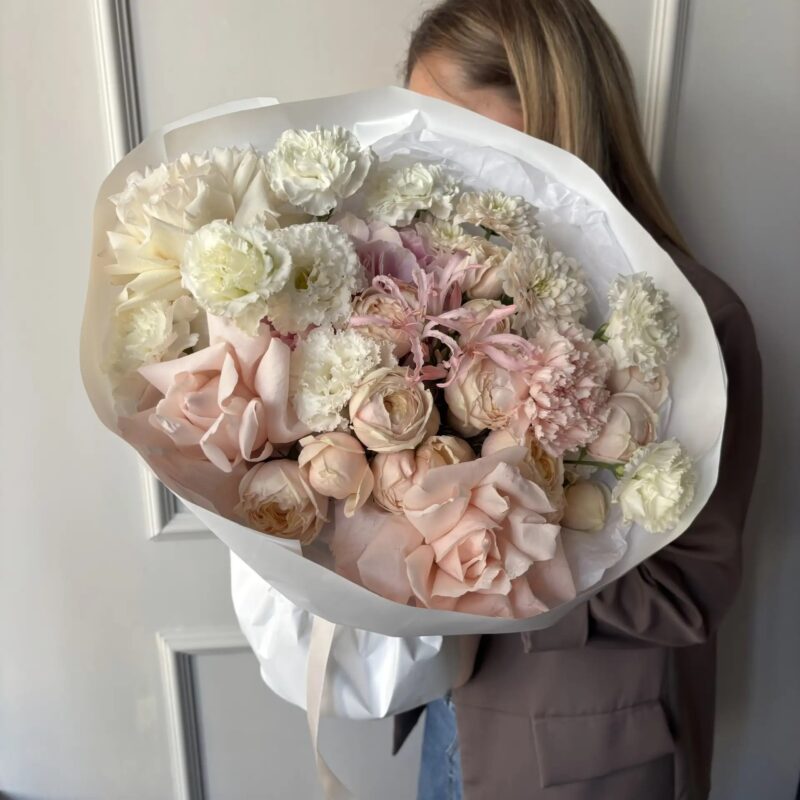 Авторский букет с пионовидными розами, нерине, эустомой и хризантемой