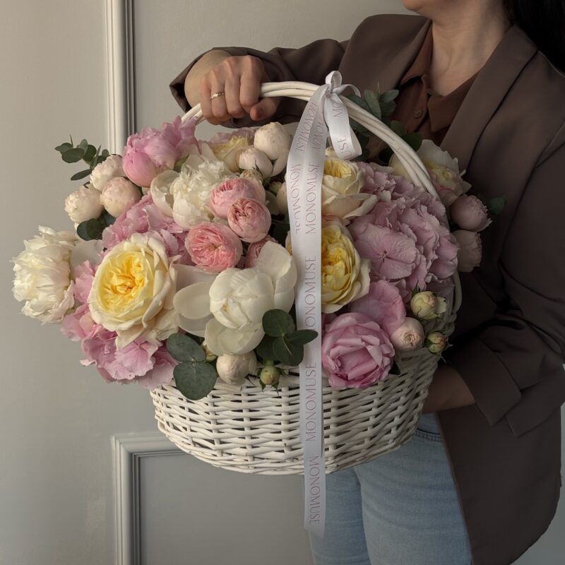 Авторская корзина с Пионам и Гортензией