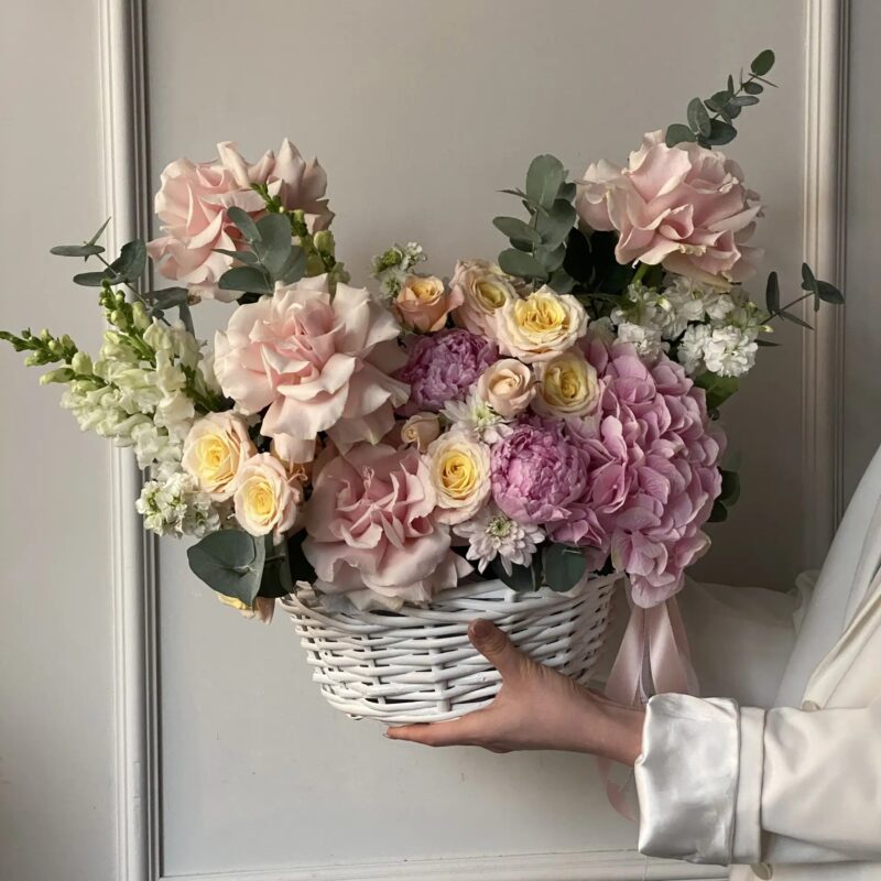 Авторская корзина с гортензией, кустовой пионовидной розой, маттиолой, хризантемой и эвкалиптом