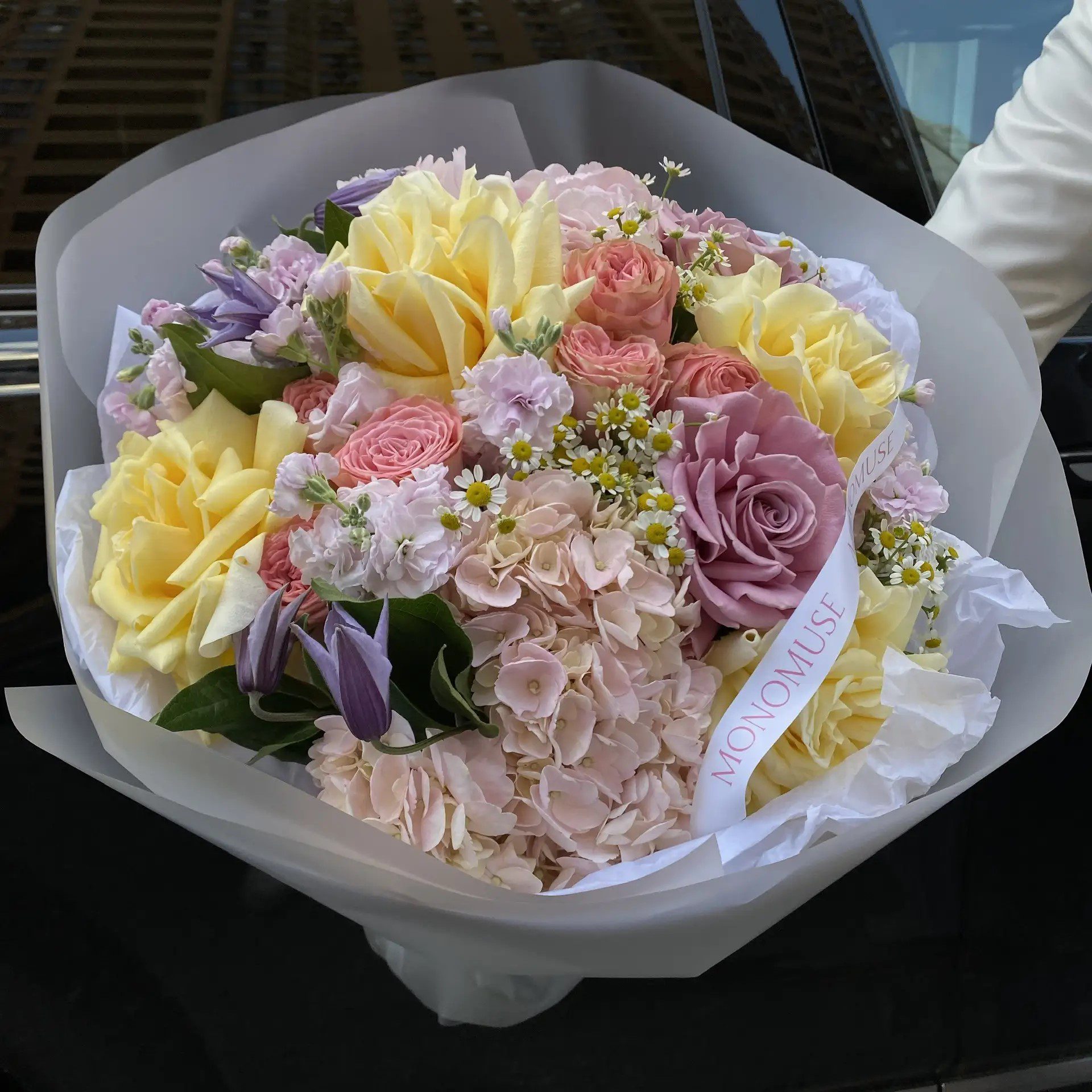 Авторский букет с гортензией, кустовой розой, танацетумом и клематисом — изображение 2