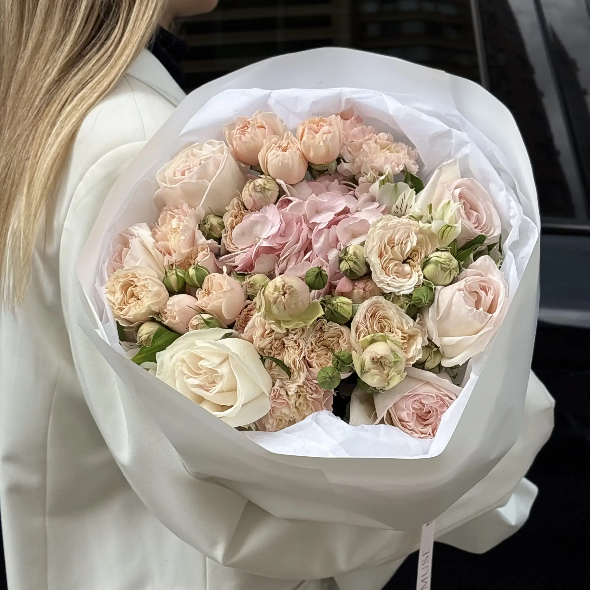 Авторский букет с альстромерией, кустовой розой и гортензией — изображение 3