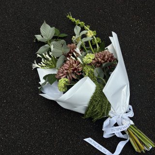 Авторский букет с хризантемой "Бигуди", малиной, агапантусом и малюцелой — изображение 6