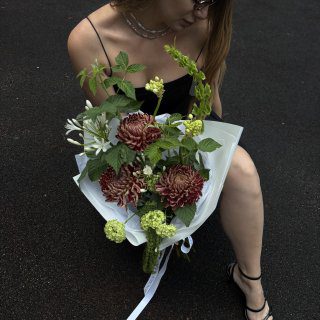 Авторский букет с хризантемой "Бигуди", малиной, агапантусом и малюцелой — изображение 2