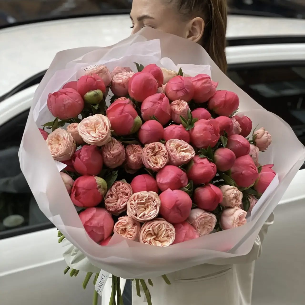 Авторский букет с пионами и кустовыми пионовидными розами — изображение 2